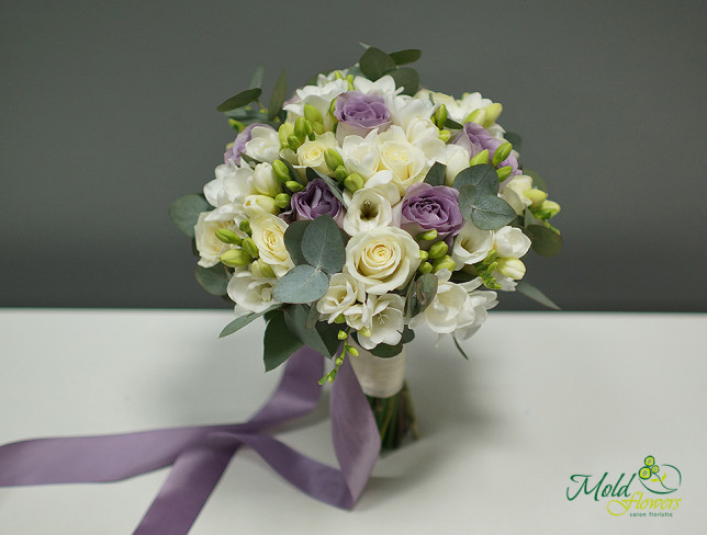 Buchet de mireasă din trandafiri albi și violet cu frezia și eucalipt foto